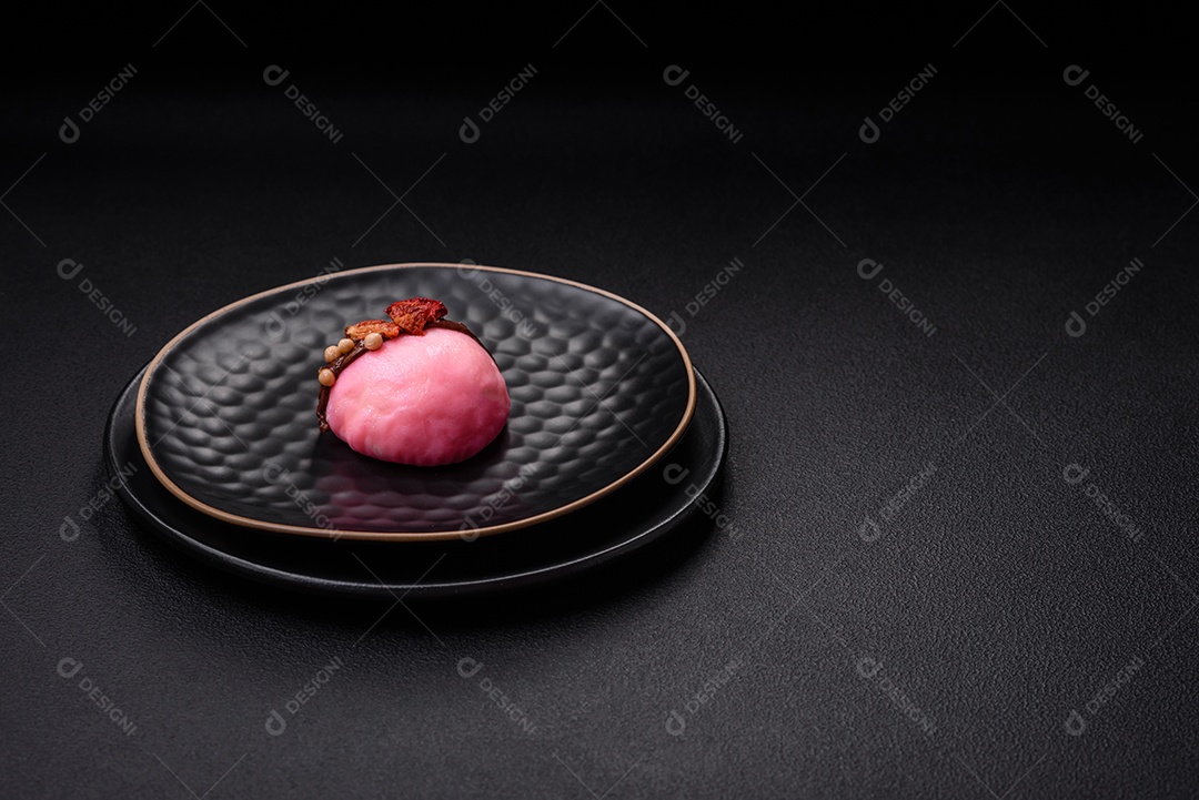 Deliciosas sobremesas mochi coloridas ou sorvete com massa de arroz e coberturas sobre um fundo escuro de concreto