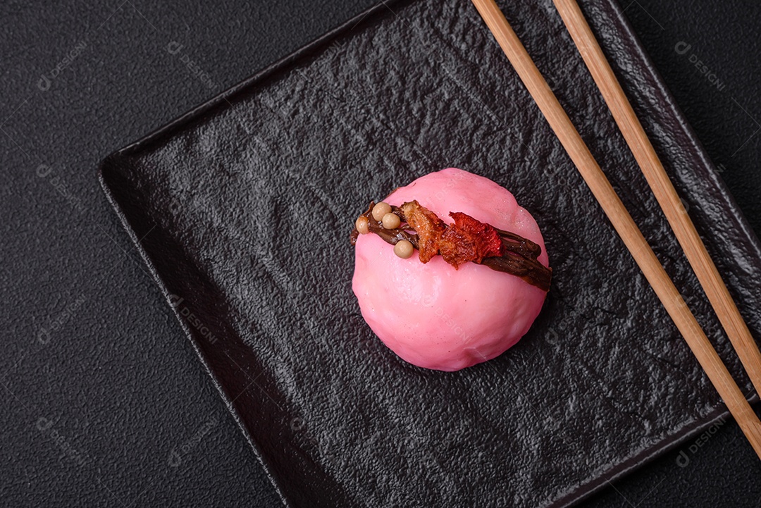 Deliciosas sobremesas mochi coloridas ou sorvete com massa de arroz e coberturas sobre um fundo escuro de concreto