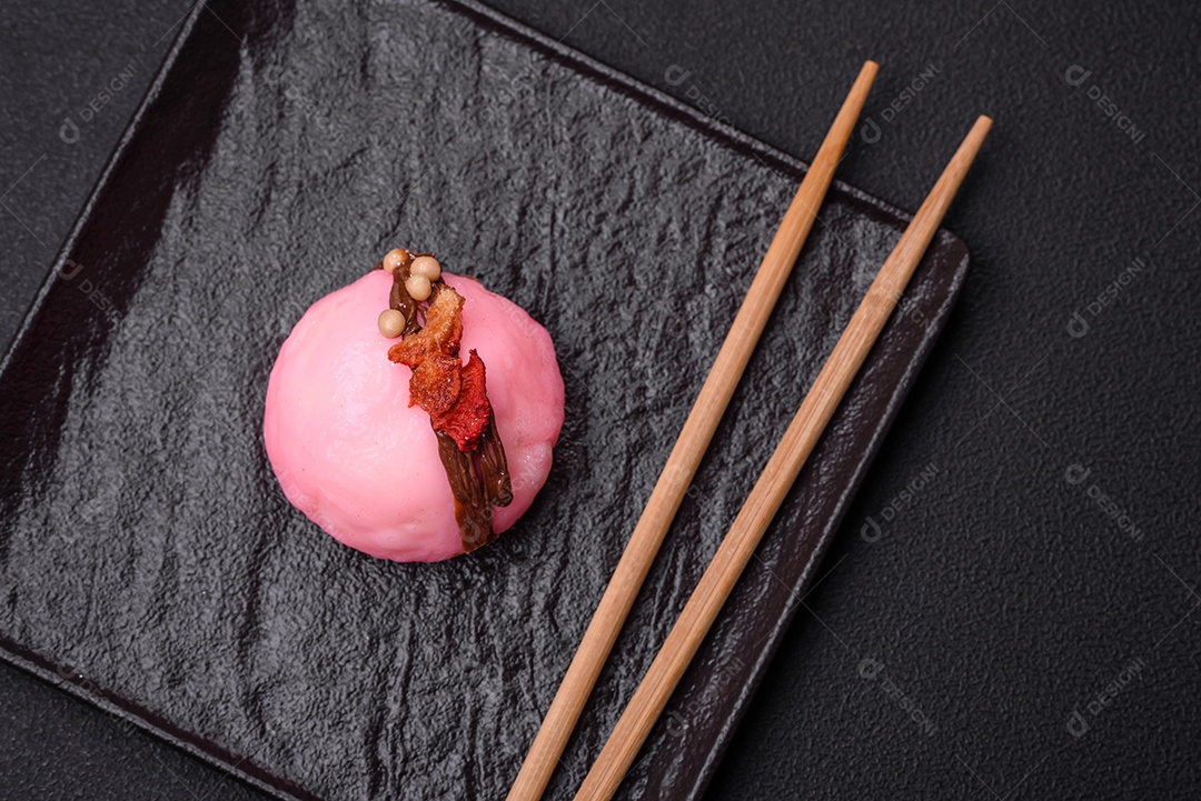 Deliciosas sobremesas mochi coloridas ou sorvete com massa de arroz e coberturas sobre um fundo escuro de concreto