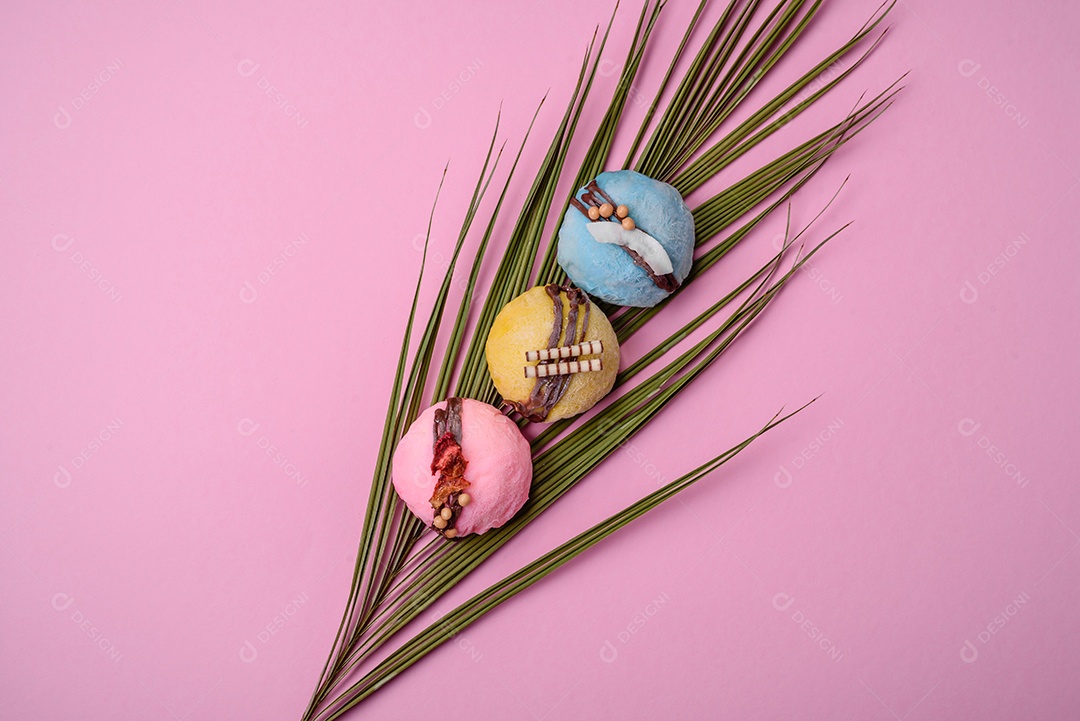 Deliciosas sobremesas mochi coloridas ou sorvete com massa de arroz e coberturas sobre um fundo escuro de concreto