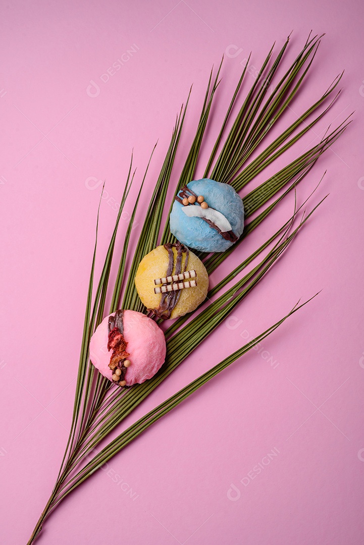 Deliciosas sobremesas mochi coloridas ou sorvete com massa de arroz e coberturas sobre um fundo escuro de concreto