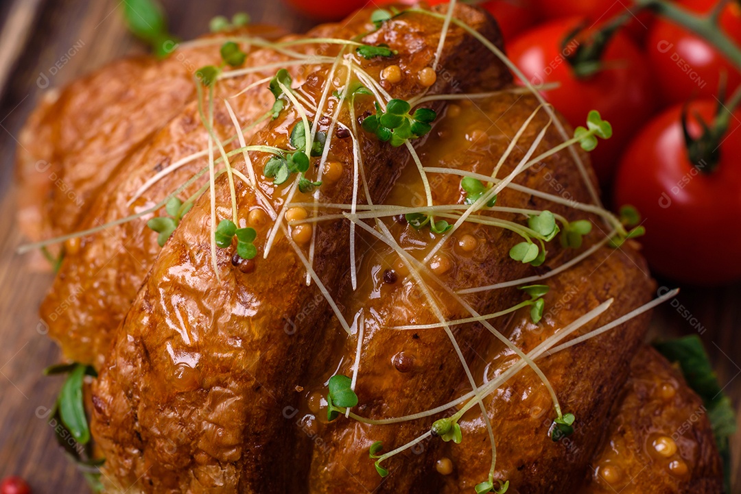 Delicioso croissant crocante com salmão, alface, queijo e tomate em um fundo escuro de concreto