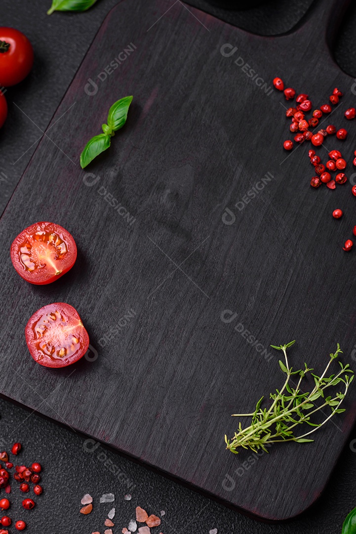 Deliciosos rolos de carne de porco ou frango crus e frescos embrulhados em bacon, com sal, especiarias e ervas sobre um fundo escuro de concreto