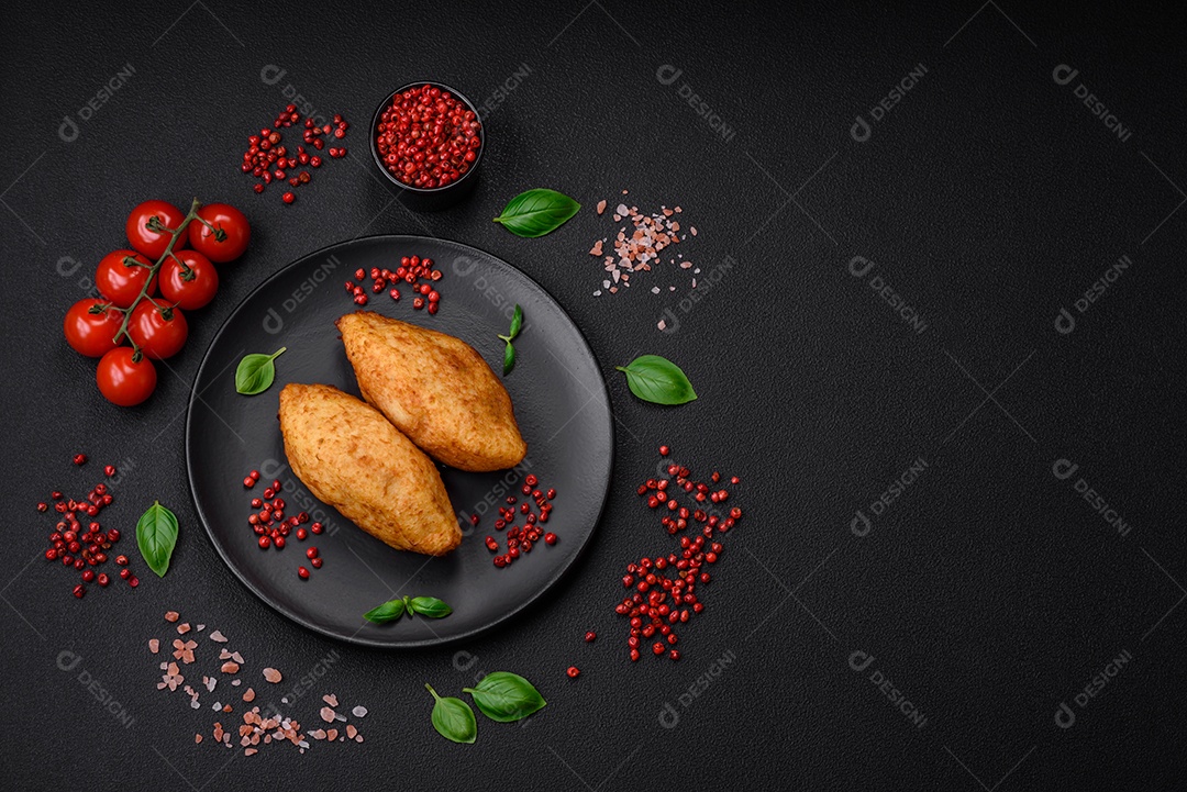 Deliciosa costeleta de batata assada recheada com frango e legumes, especiarias e sal sobre um fundo escuro de concreto