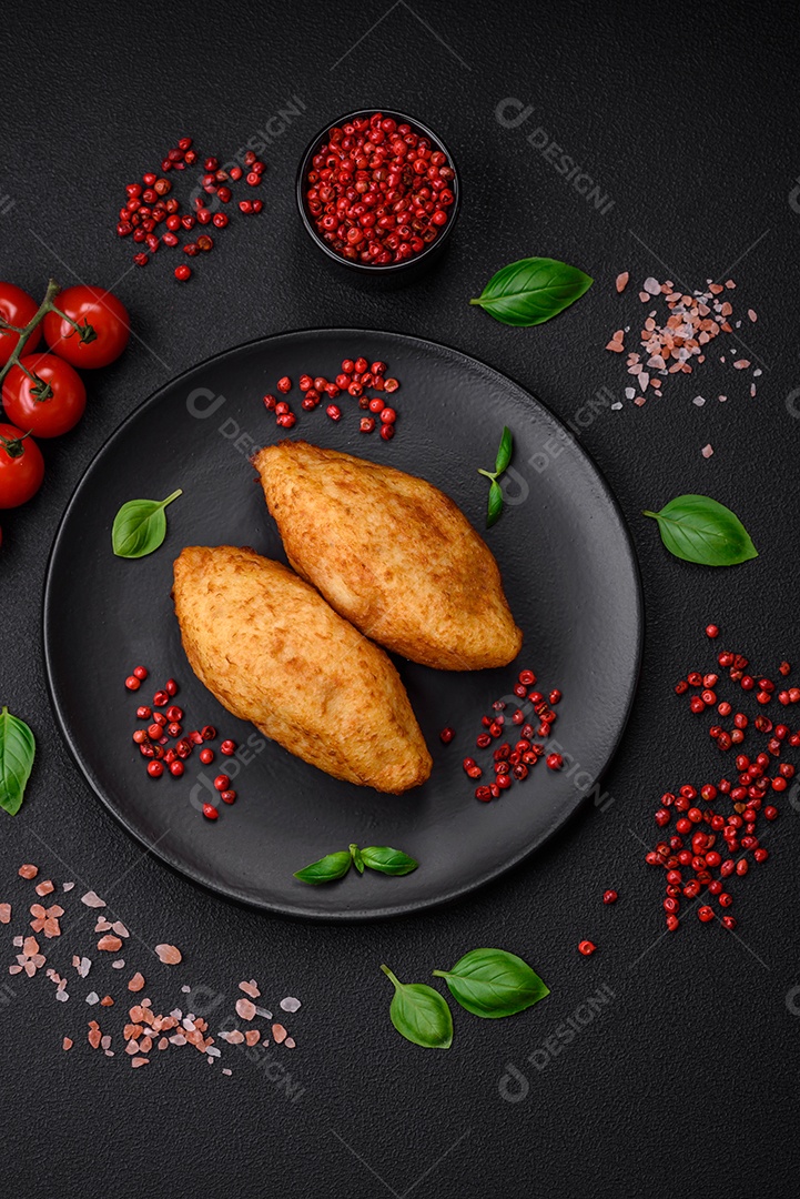 Deliciosa costeleta de batata assada recheada com frango e legumes, especiarias e sal sobre um fundo escuro de concreto