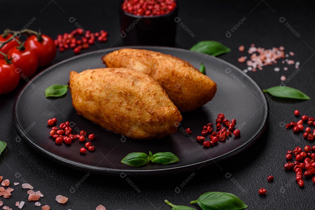 Deliciosa costeleta de batata assada recheada com frango e legumes, especiarias e sal sobre um fundo escuro de concreto