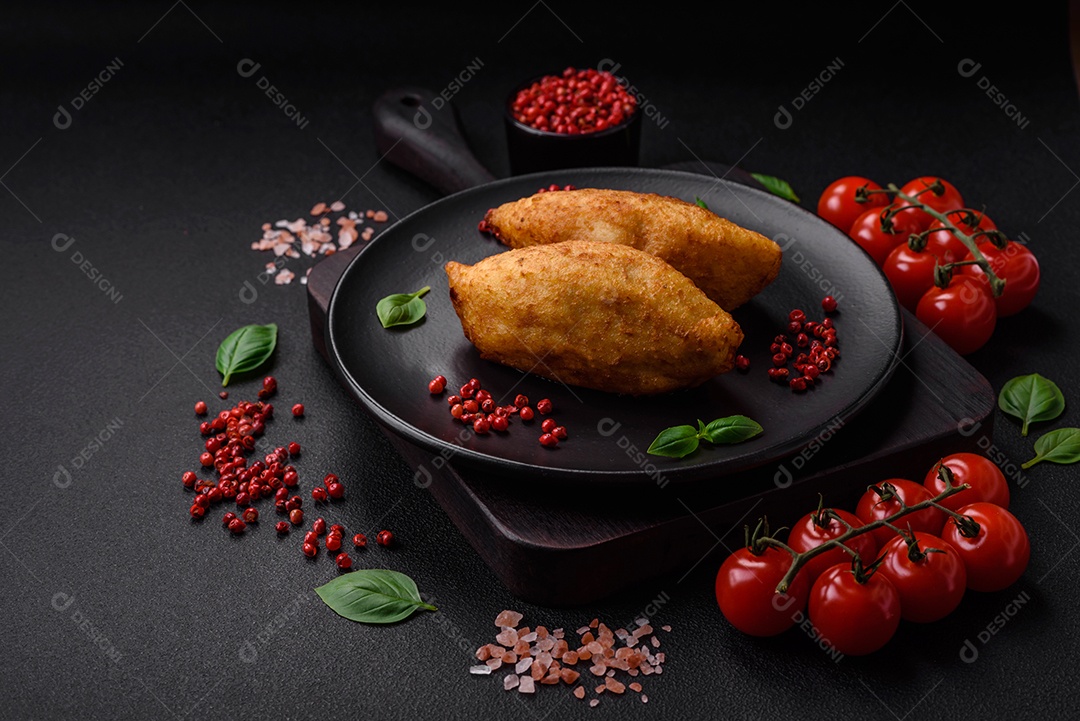 Deliciosa costeleta de batata assada recheada com frango e legumes, especiarias e sal sobre um fundo escuro de concreto