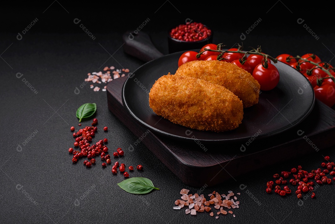 Deliciosa costeleta de batata assada recheada com frango e legumes, especiarias e sal sobre um fundo escuro de concreto