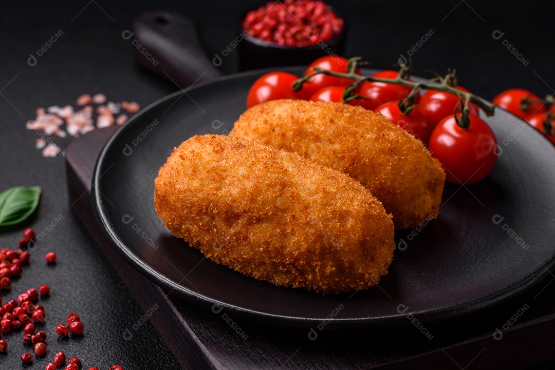 Deliciosa costeleta de batata assada recheada com frango e legumes, especiarias e sal sobre um fundo escuro de concreto