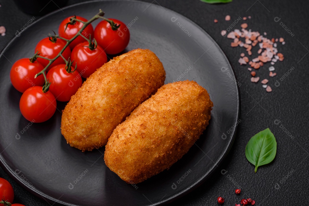 Deliciosa costeleta de batata assada recheada com frango e legumes, especiarias e sal sobre um fundo escuro de concreto