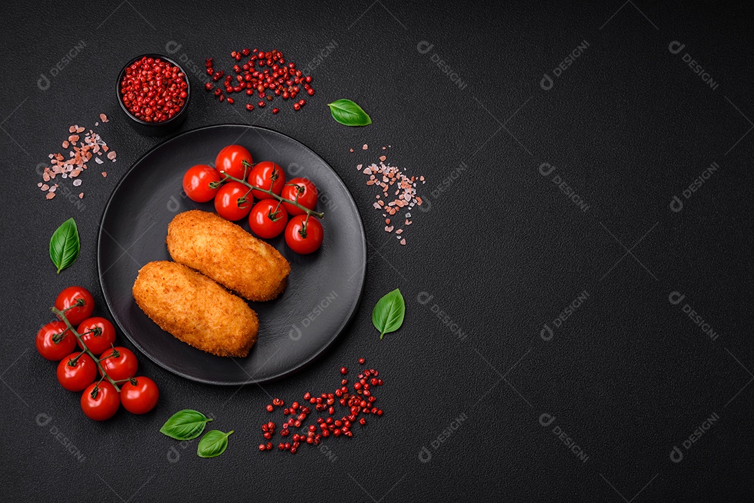 Deliciosa costeleta de batata assada recheada com frango e legumes, especiarias e sal sobre um fundo escuro de concreto