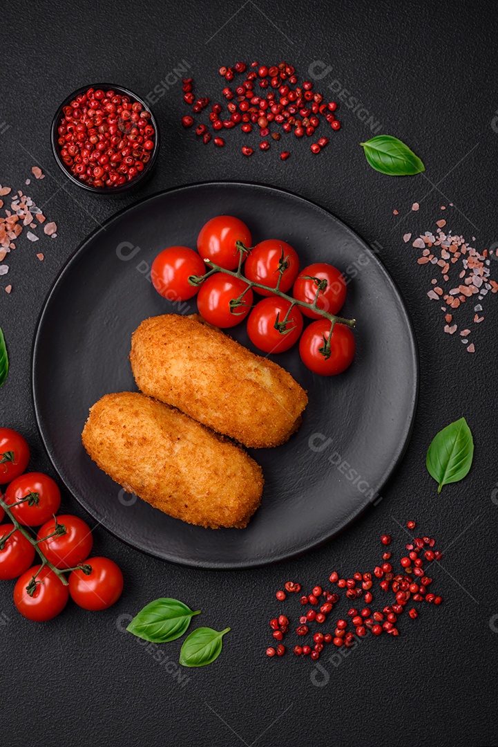 Deliciosa costeleta de batata assada recheada com frango e legumes, especiarias e sal sobre um fundo escuro de concreto