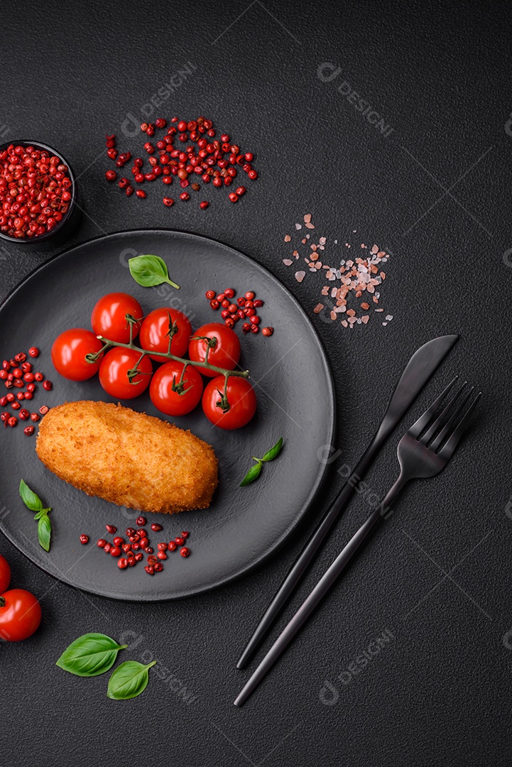 Deliciosa costeleta de batata assada recheada com frango e legumes, especiarias e sal sobre um fundo escuro de concreto