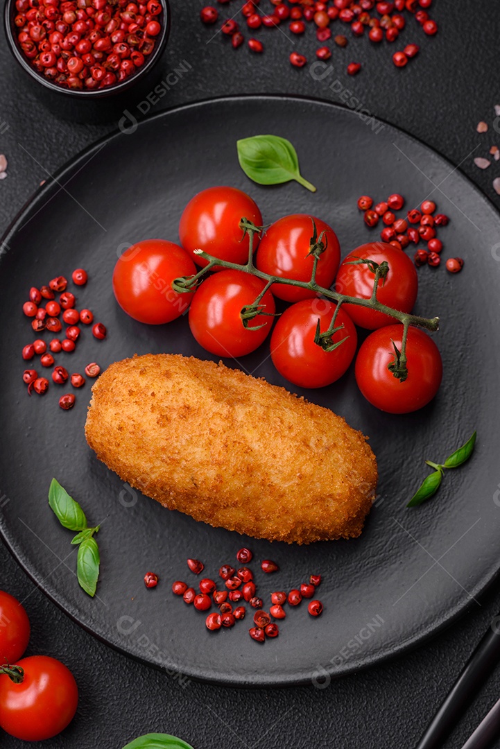 Deliciosa costeleta de batata assada recheada com frango e legumes, especiarias e sal sobre um fundo escuro de concreto