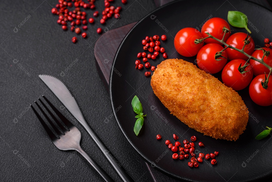 Deliciosa costeleta de batata assada recheada com frango e legumes, especiarias e sal sobre um fundo escuro de concreto