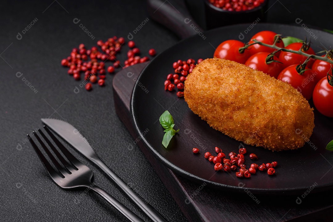 Deliciosa costeleta de batata assada recheada com frango e legumes, especiarias e sal sobre um fundo escuro de concreto