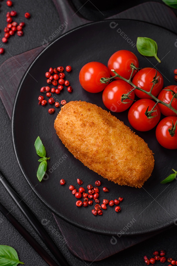 Deliciosa costeleta de batata assada recheada com frango e legumes, especiarias e sal sobre um fundo escuro de concreto