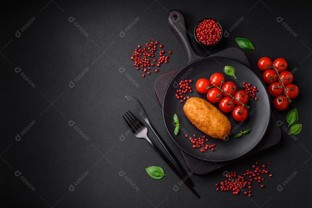 Deliciosa costeleta de batata assada recheada com frango e legumes, especiarias e sal sobre um fundo escuro de concreto