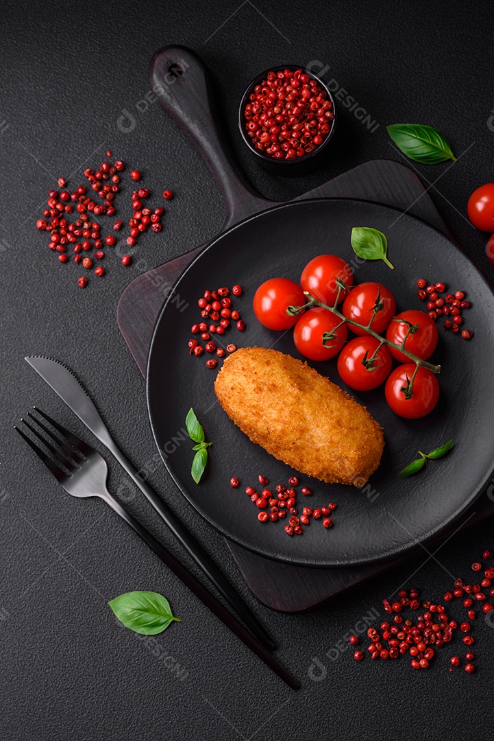 Deliciosa costeleta de batata assada recheada com frango e legumes, especiarias e sal sobre um fundo escuro de concreto