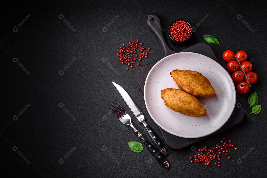 Deliciosa costeleta de batata assada recheada com frango e legumes, especiarias e sal sobre um fundo escuro de concreto