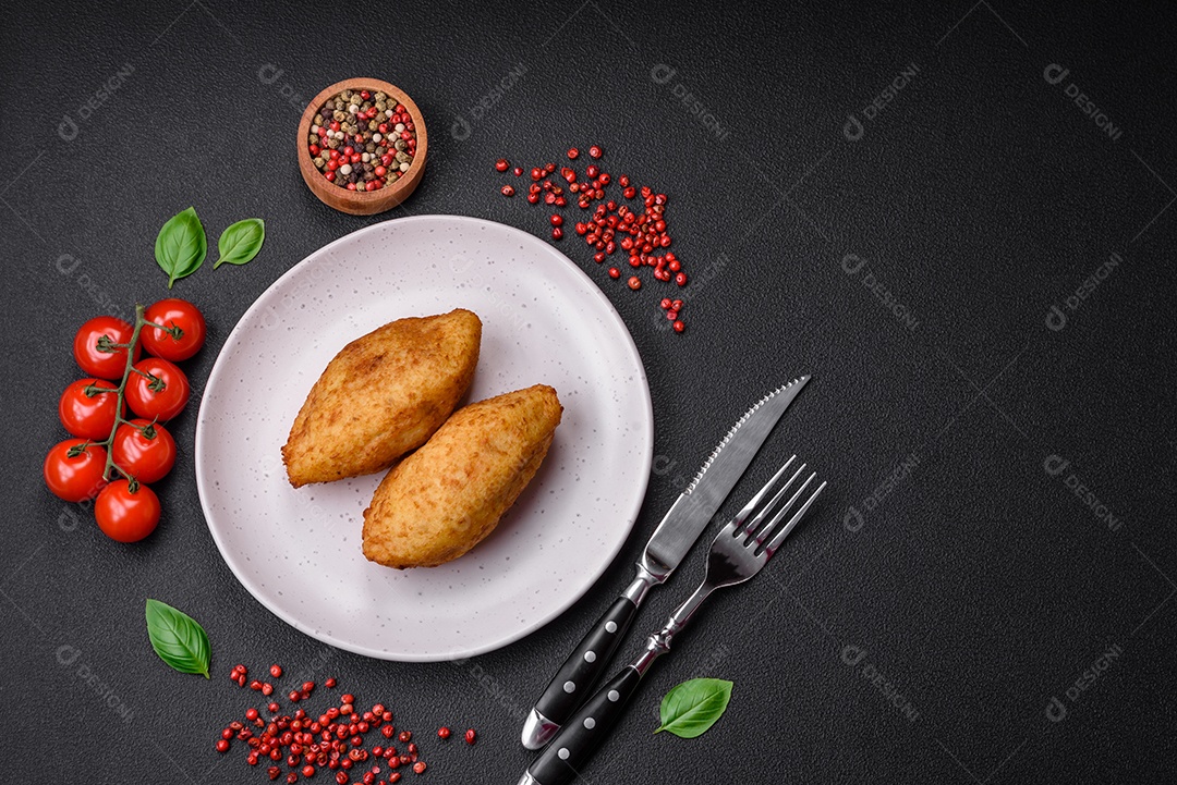 Deliciosa costeleta de batata assada recheada com frango e legumes, especiarias e sal sobre um fundo escuro de concreto51