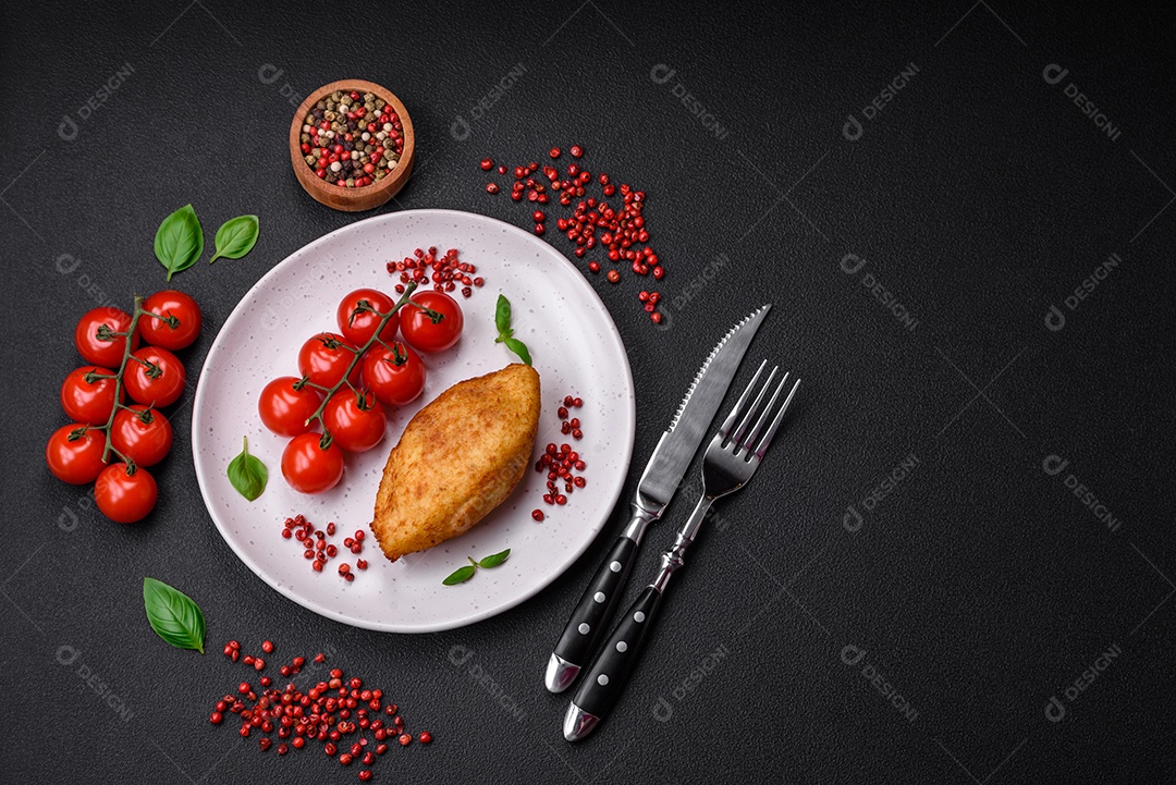 Deliciosa costeleta de batata assada recheada com frango e legumes, especiarias e sal sobre um fundo escuro de concreto