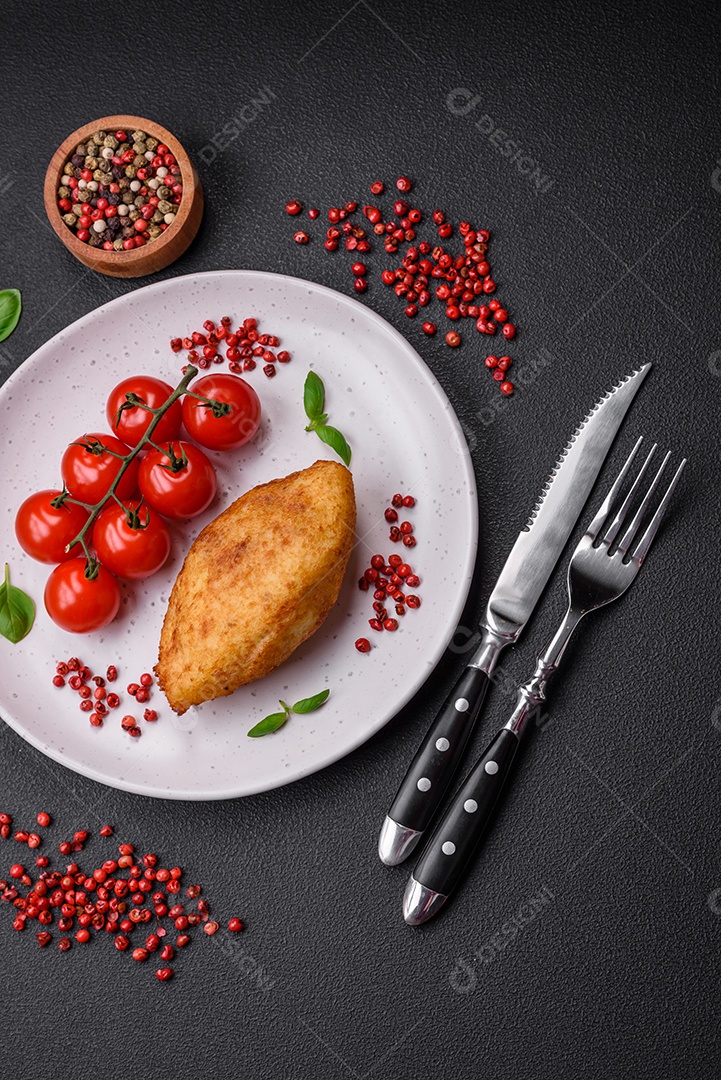Deliciosa costeleta de batata assada recheada com frango e legumes, especiarias e sal sobre um fundo escuro de concreto