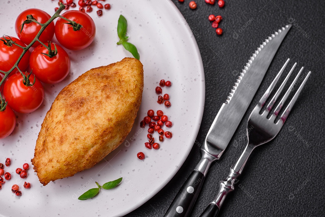 Deliciosa costeleta de batata assada recheada com frango e legumes, especiarias e sal sobre um fundo escuro de concreto