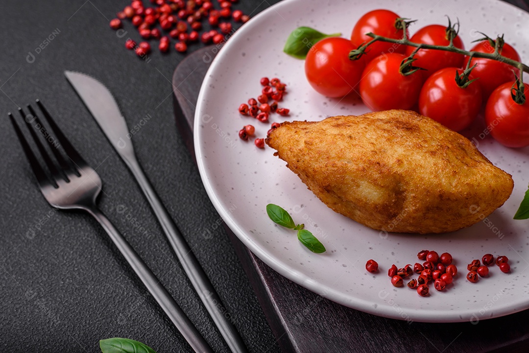 Deliciosa costeleta de batata assada recheada com frango e legumes, especiarias e sal sobre um fundo escuro de concreto