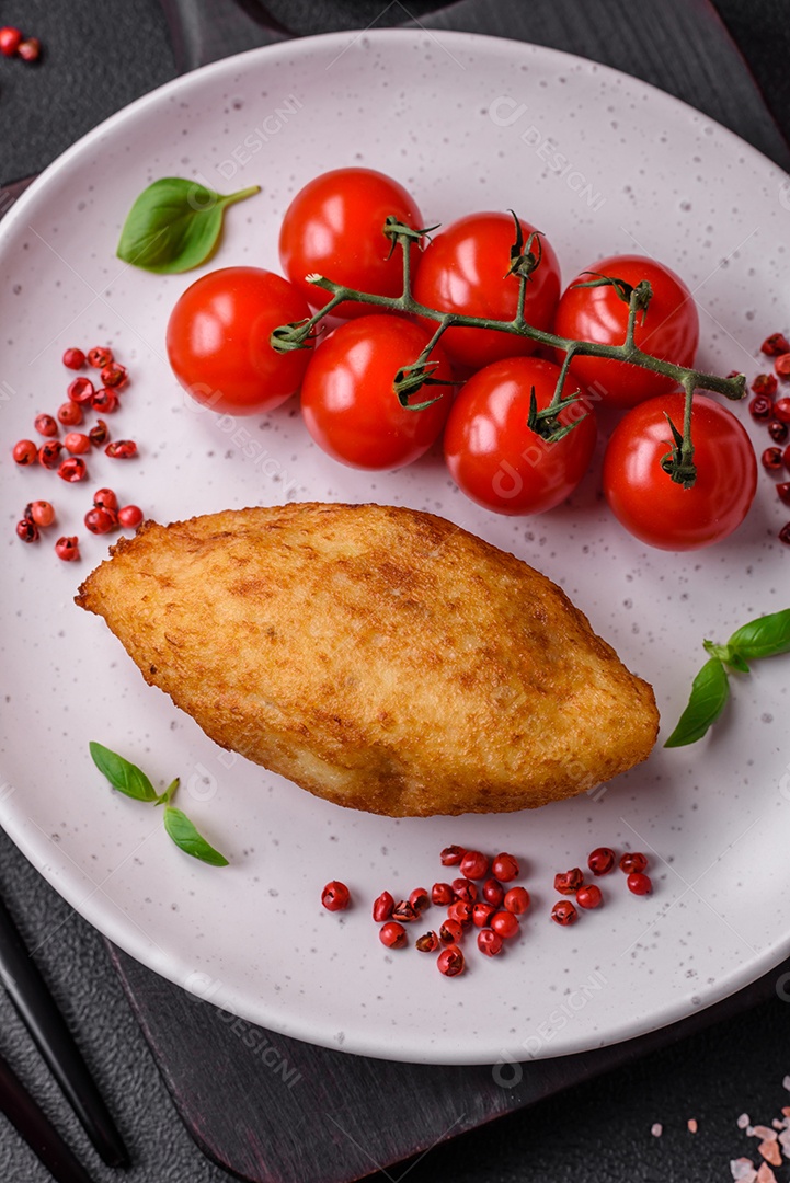 Deliciosa costeleta de batata assada recheada com frango e legumes, especiarias e sal sobre um fundo escuro de concreto