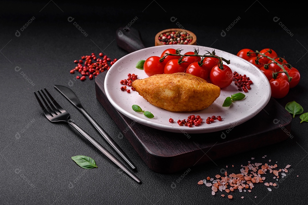 Deliciosa costeleta de batata assada recheada com frango e legumes, especiarias e sal sobre um fundo escuro de concreto