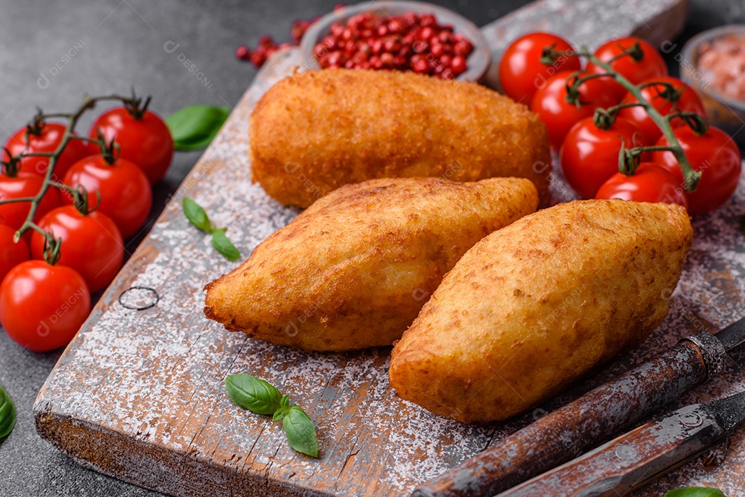 Deliciosa costeleta de batata assada recheada com frango e legumes, especiarias e sal sobre um fundo escuro de concreto