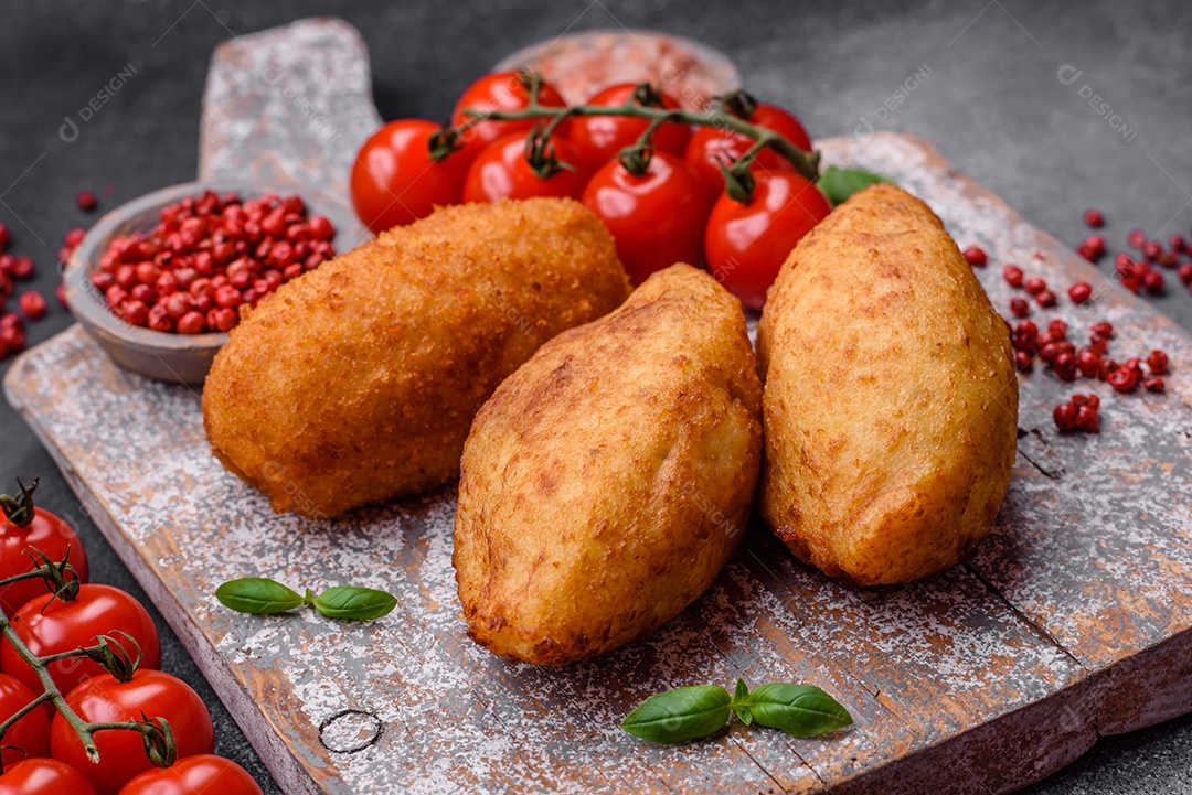Deliciosa costeleta de batata assada recheada com frango e legumes, especiarias e sal sobre um fundo escuro de concreto