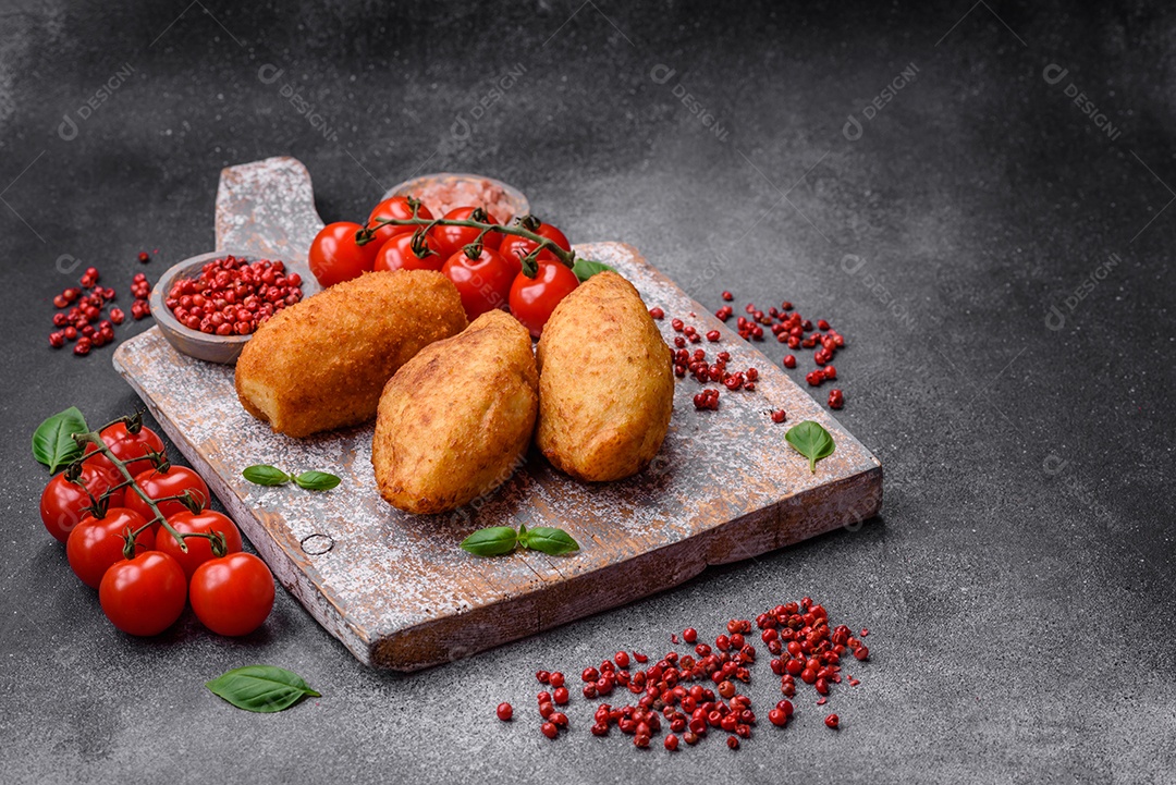 Deliciosa costeleta de batata assada recheada com frango e legumes, especiarias e sal sobre um fundo escuro de concreto