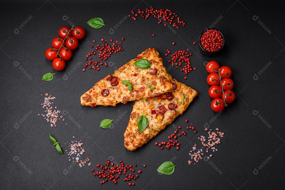 Deliciosa pizza de pão achatado fresco com queijo, tomate, salsicha, sal e especiarias sobre um fundo escuro de concreto