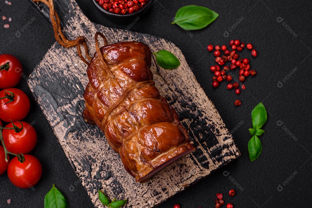 Delicioso bacon defumado com sal, especiarias e ervas sobre um fundo escuro de concreto