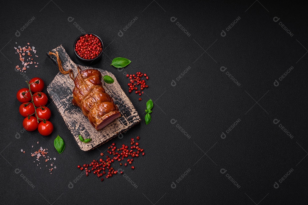 Delicioso bacon defumado com sal, especiarias e ervas sobre um fundo escuro de concreto