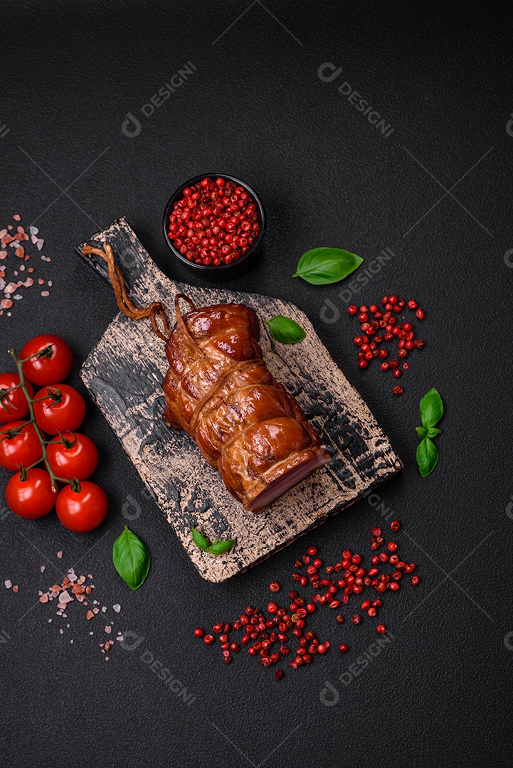 Delicioso bacon defumado com sal, especiarias e ervas sobre um fundo escuro de concreto