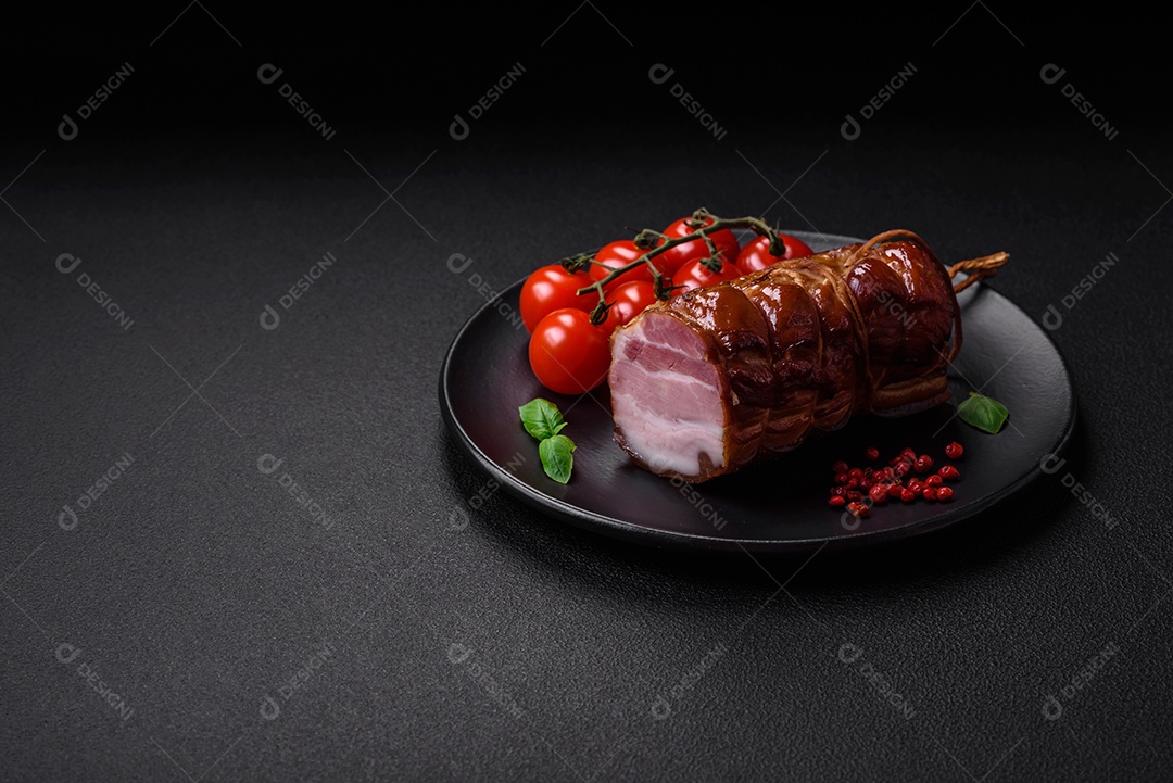 Delicioso bacon defumado com sal, especiarias e ervas sobre um fundo escuro de concreto