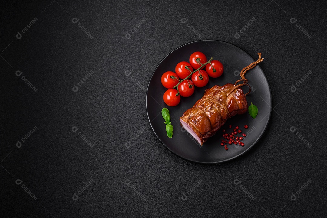 Delicioso bacon defumado com sal, especiarias e ervas sobre um fundo escuro de concreto