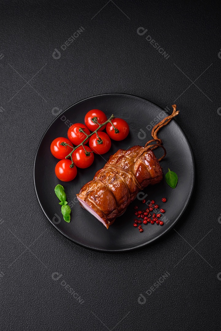 Delicioso bacon defumado com sal, especiarias e ervas sobre um fundo escuro de concreto