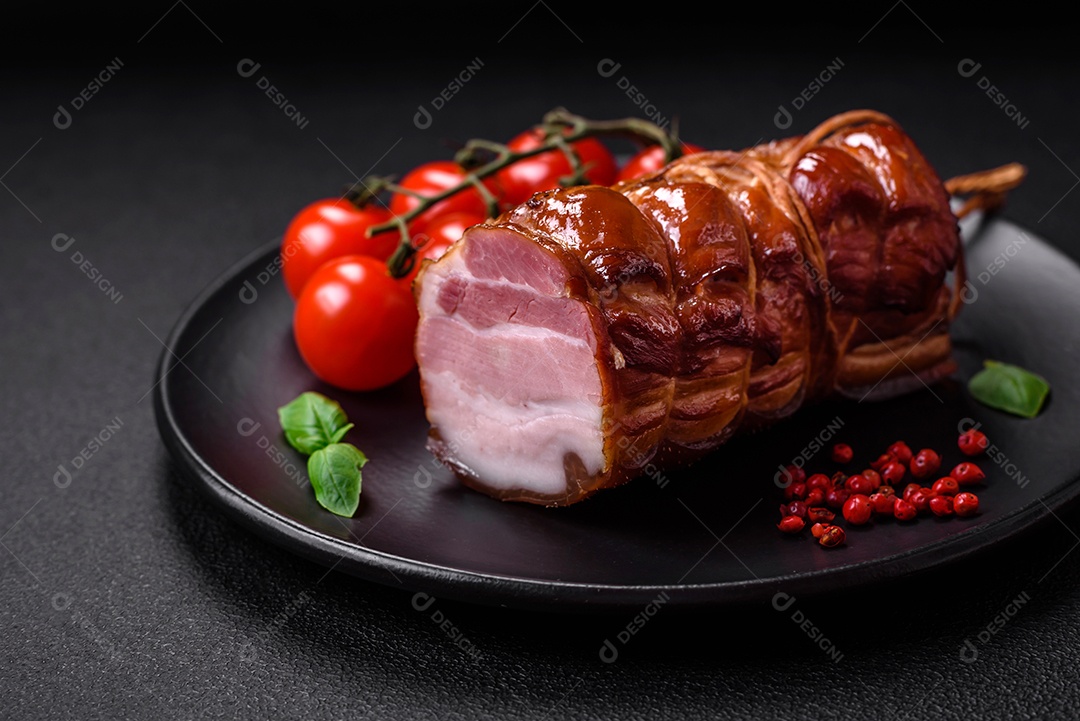 Delicioso bacon defumado com sal, especiarias e ervas sobre um fundo escuro de concreto