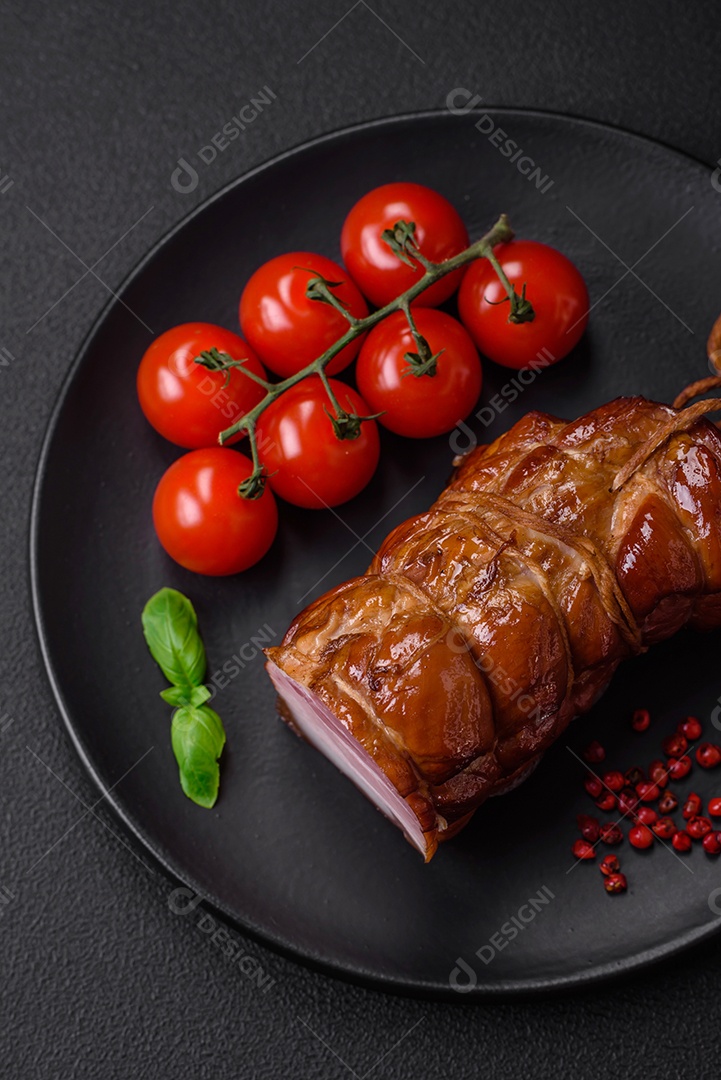 Delicioso bacon defumado com sal, especiarias e ervas sobre um fundo escuro de concreto