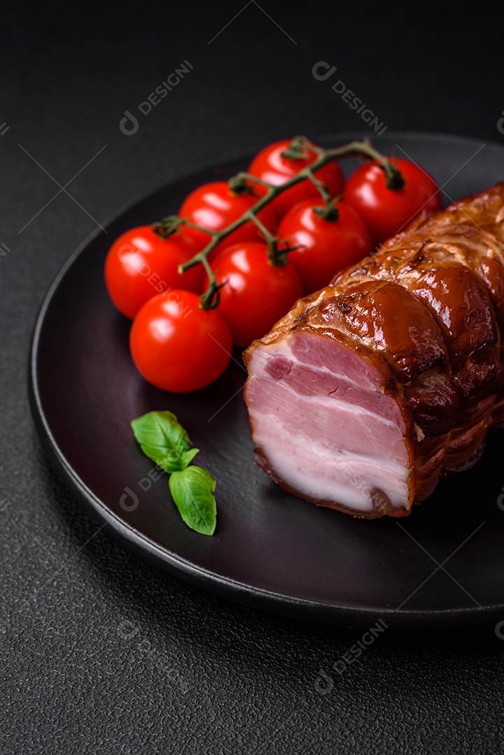 Delicioso bacon defumado com sal, especiarias e ervas sobre um fundo escuro de concreto