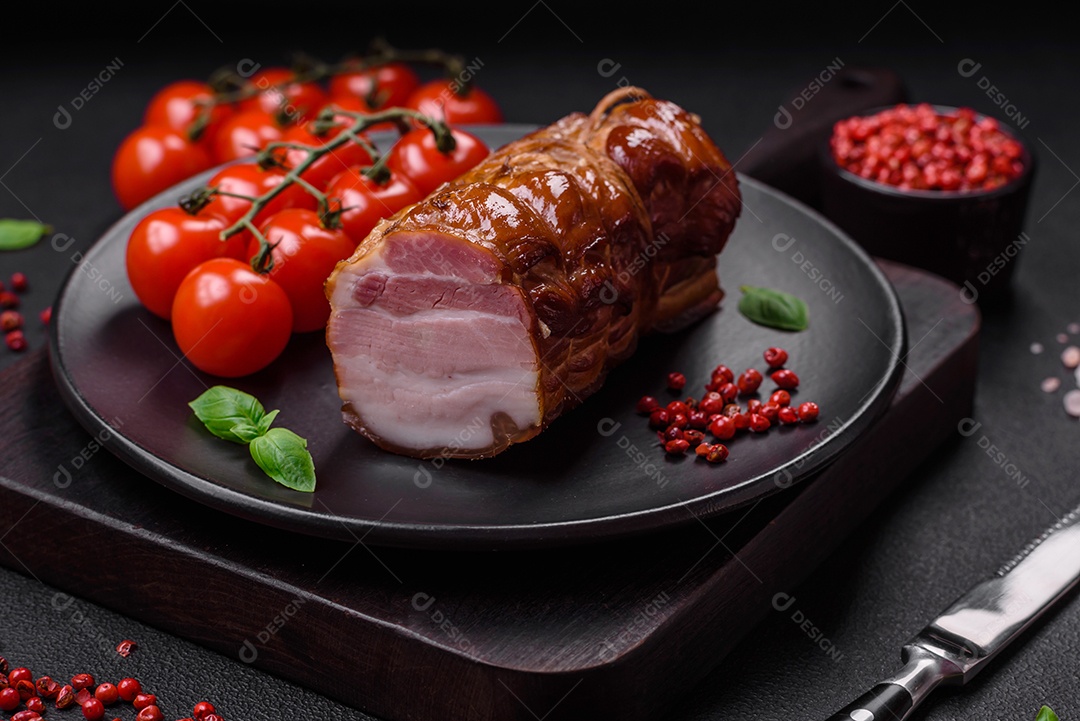 Delicioso bacon defumado com sal, especiarias e ervas sobre um fundo escuro de concreto