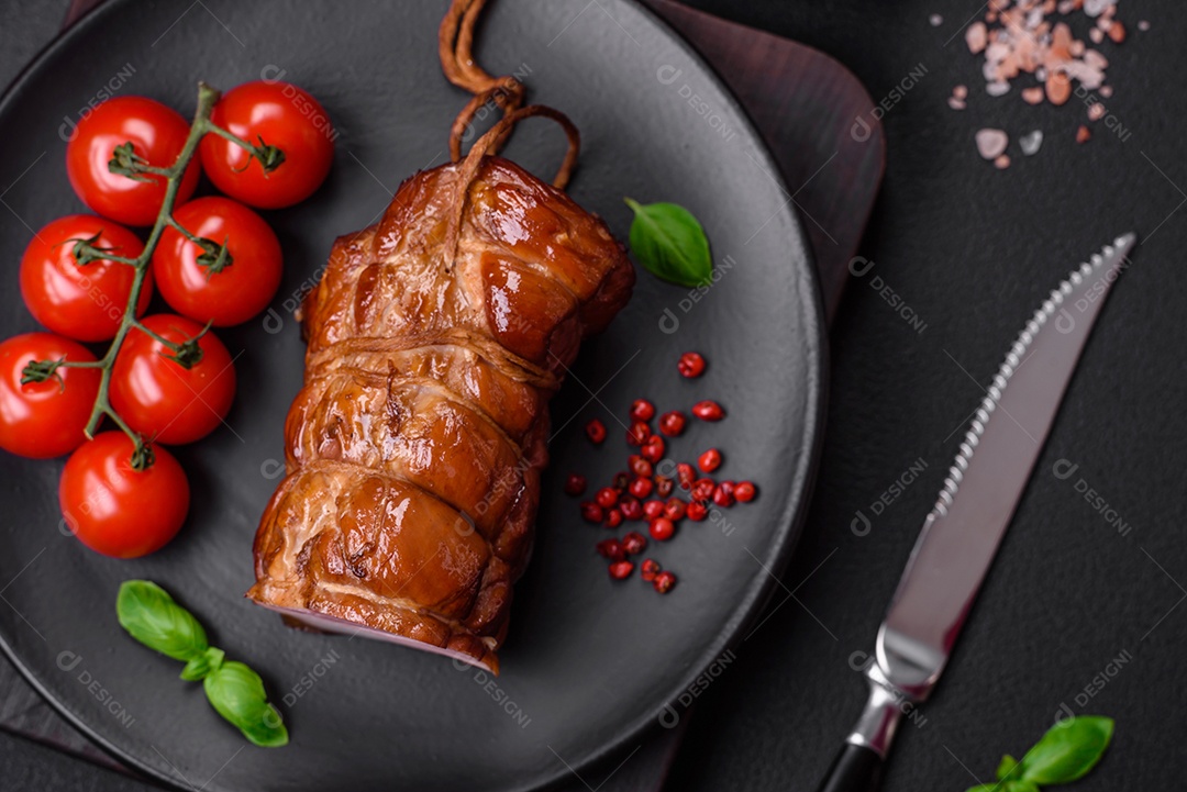 Delicioso bacon defumado com sal, especiarias e ervas sobre um fundo escuro de concreto