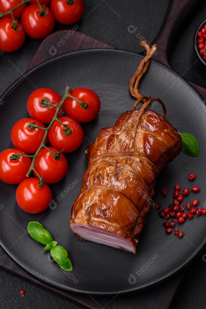 Delicioso bacon defumado com sal, especiarias e ervas sobre um fundo escuro de concreto