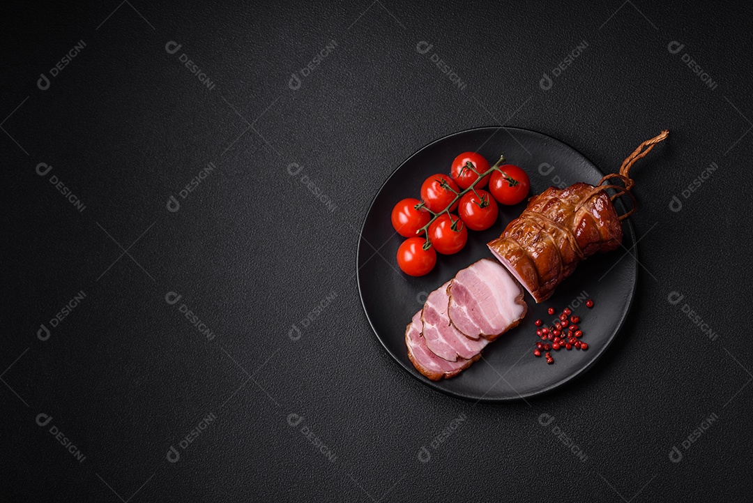 Delicioso bacon defumado com sal, especiarias e ervas sobre um fundo escuro de concreto