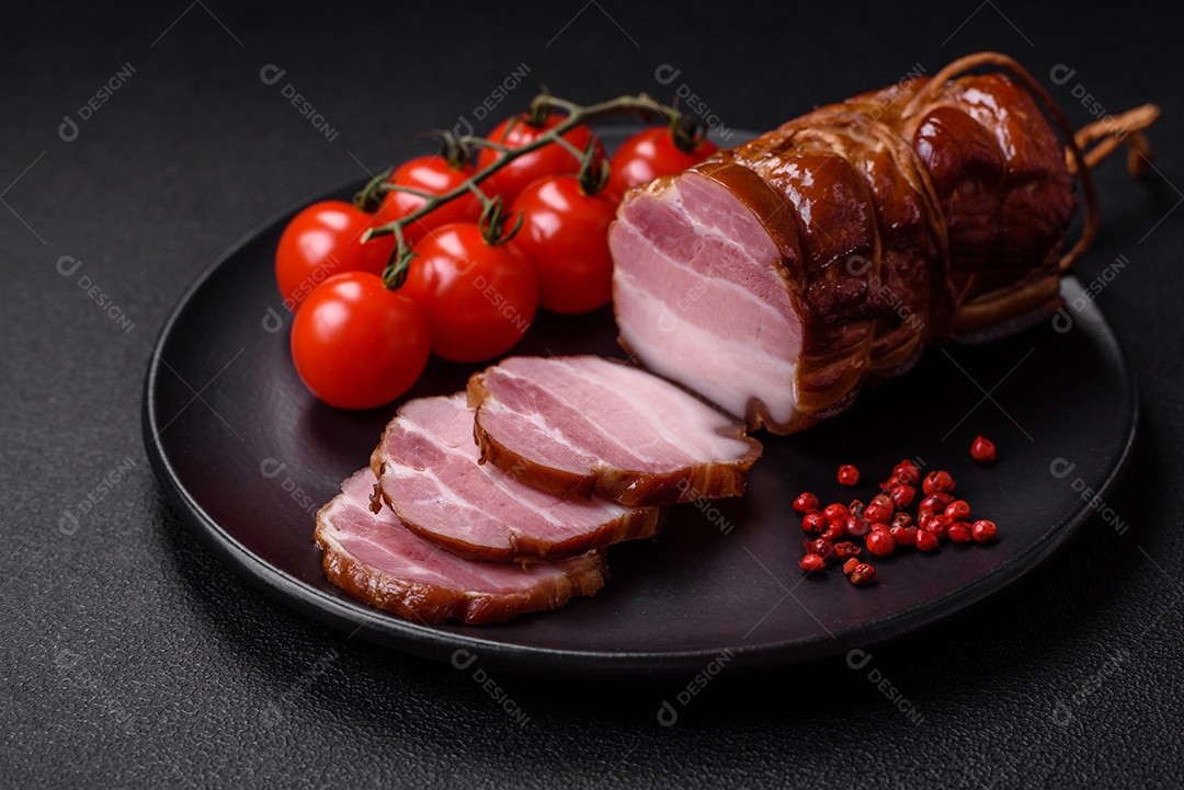 Delicioso bacon defumado com sal, especiarias e ervas sobre um fundo escuro de concreto