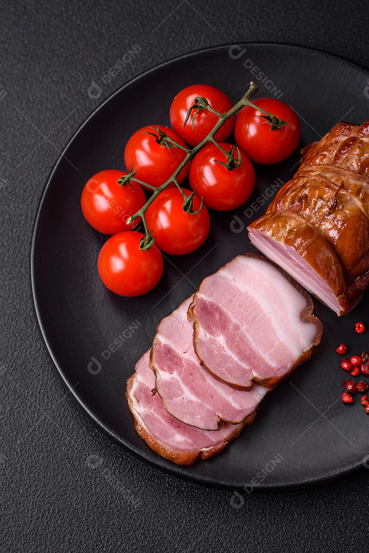 Delicioso bacon defumado com sal, especiarias e ervas sobre um fundo escuro de concreto